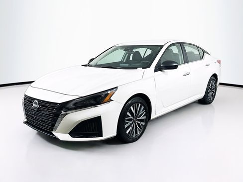 Used 2025 Nissan Altima 2.5 SV image 3