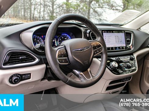 Used 2023 Chrysler Pacifica Touring-L image 24