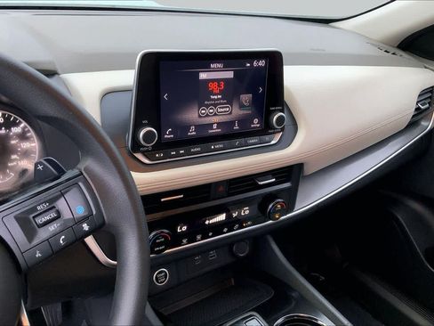 Used 2023 Nissan Rogue SV FWD image 6