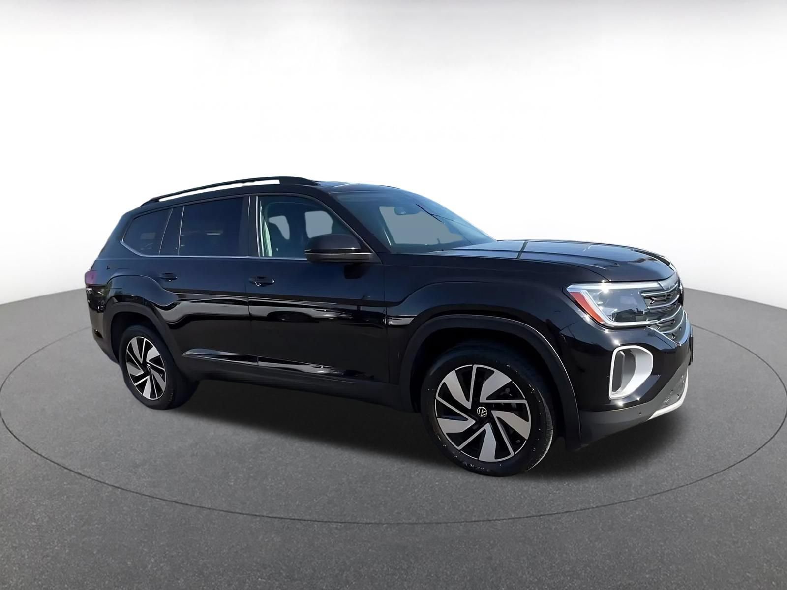 Used 2026 Volkswagen Atlas SE FWD image 2