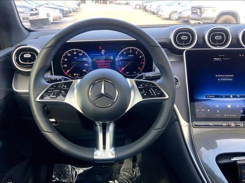 Used 2025 Mercedes-Benz GLC 300 4MATIC image 4