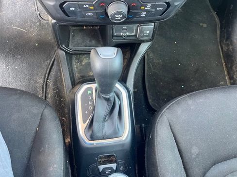 Used 2019 Jeep Renegade Latitude FWD image 27
