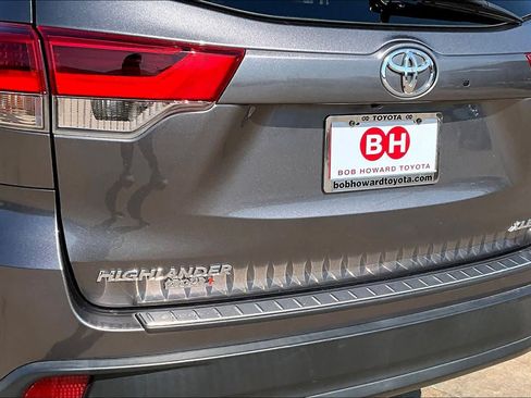 Used 2018 Toyota Highlander XLE AWD/4WD image 31