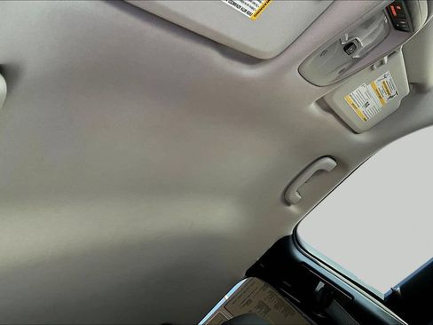 Used 2025 Chevrolet TrailBlazer LT AWD/4WD image 30
