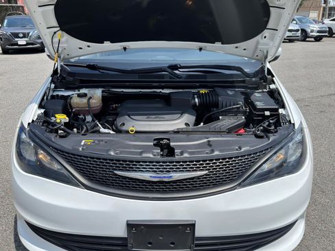 Used 2020 Chrysler Voyager L image 31