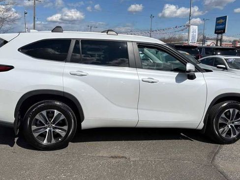 Used 2023 Toyota Highlander XLE image 3