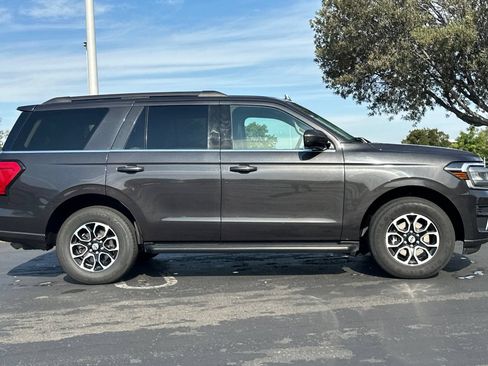 Used 2024 Ford Expedition XLT RWD image 3