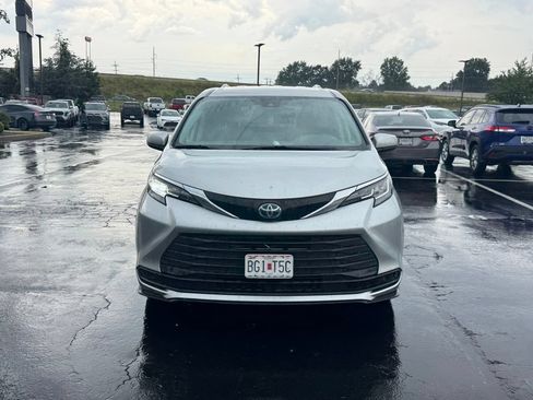 Used 2023 Toyota Sienna LE AWD/4WD image 3