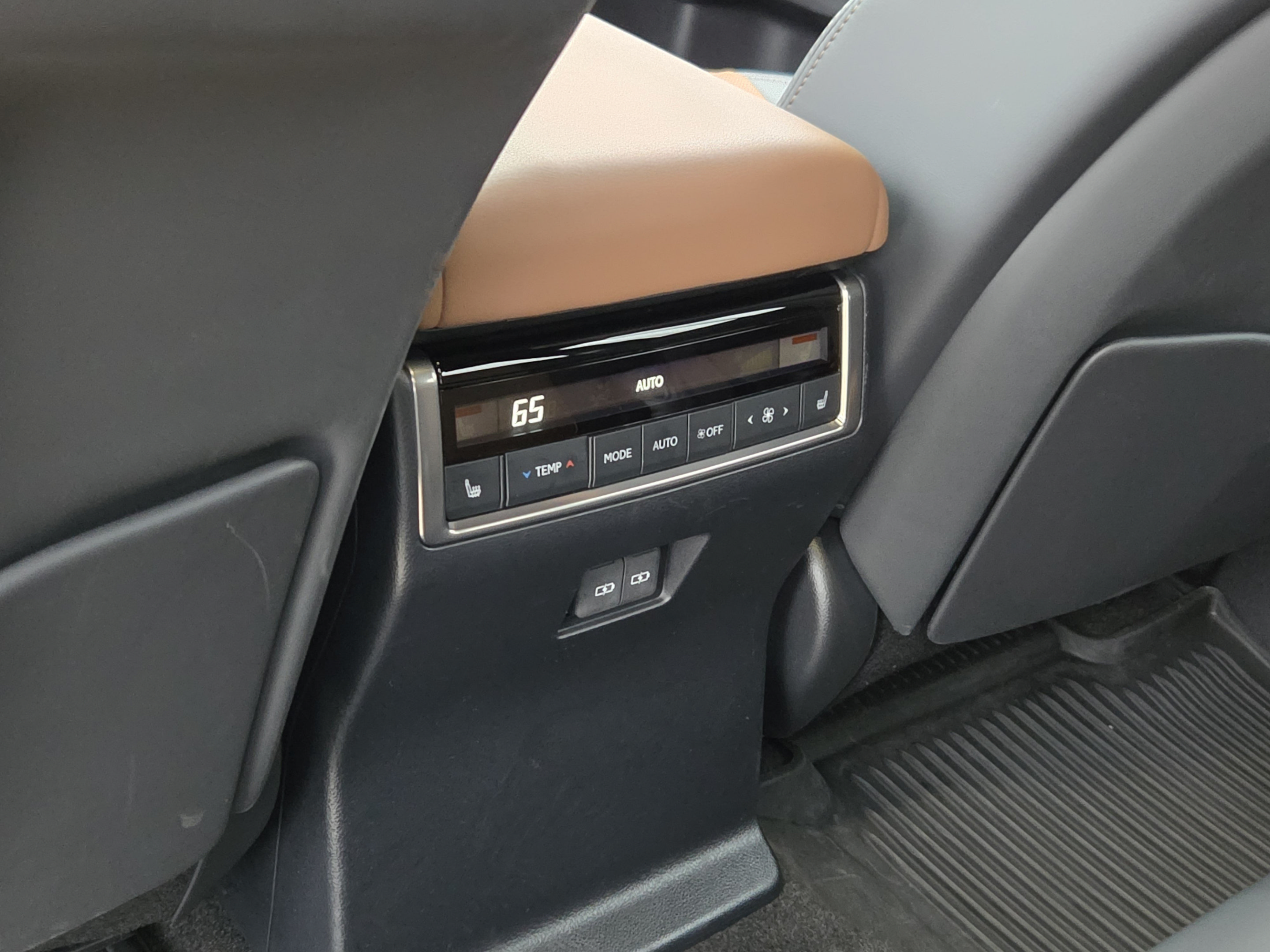 Used 2024 Lexus GX 550 w/ Accessory Package (Z1) AWD/4WD image 31