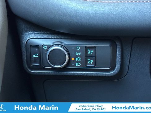 Used 2025 Ford Explorer Active AWD/4WD image 34