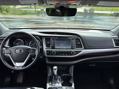 Used 2019 Toyota Highlander XLE AWD/4WD image 17