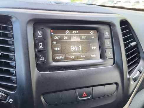 Used 2014 Jeep Cherokee Latitude w/ Cold Weather Group FWD image 16