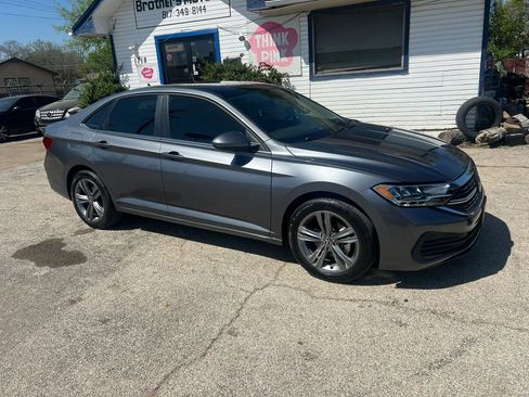 Used 2023 Volkswagen Jetta SE FWD image 2