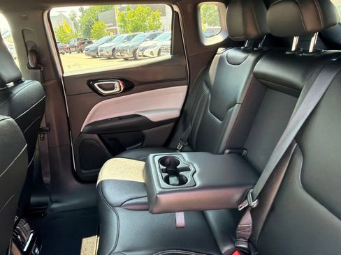 Used 2025 Jeep Compass Limited AWD/4WD image 15