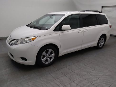 Used 2017 Toyota Sienna LE FWD image 2