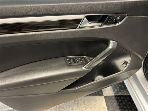 Used 2018 Volkswagen Passat 3.6 image 3