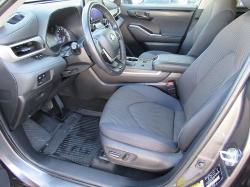 Used 2023 Toyota Highlander LE FWD image 14