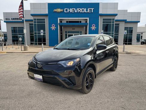 Used 2018 Toyota RAV4 LE image 1