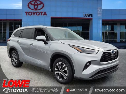 Used 2022 Toyota Highlander XLE FWD image 1