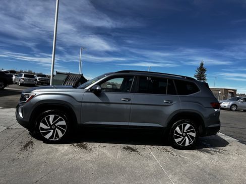 Used 2025 Volkswagen Atlas SE AWD/4WD image 2
