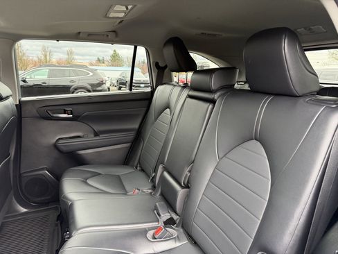 Used 2022 Toyota Highlander XLE image 32