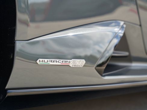 Used 2021 Lamborghini Huracan EVO image 11