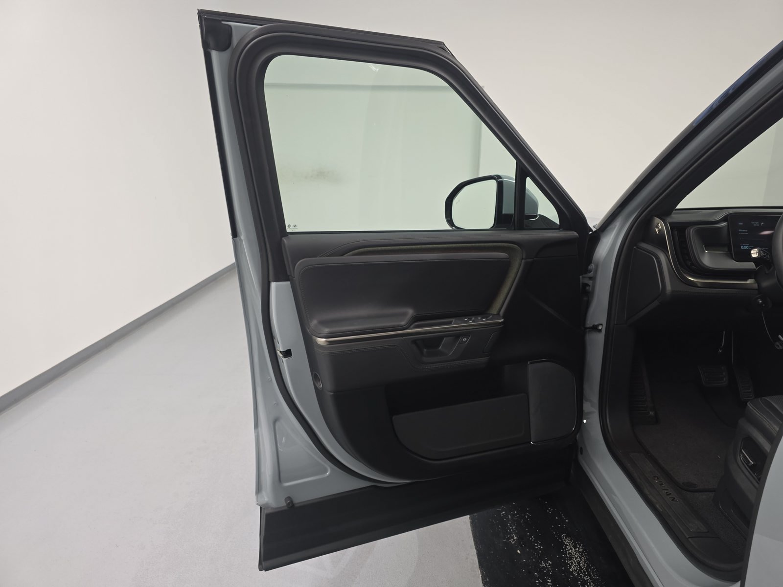 Used 2025 Rivian R1S Adventure Dual AWD/4WD image 16