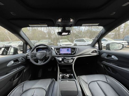 Used 2025 Chrysler Pacifica Limited image 14