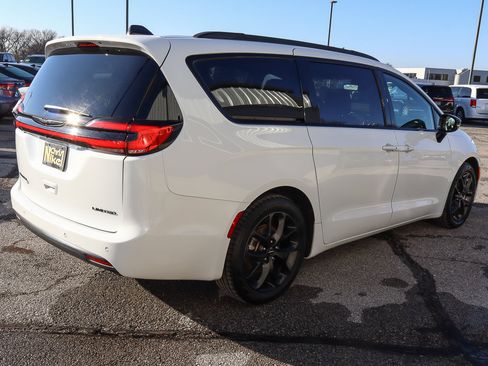 Used 2025 Chrysler Pacifica Limited image 4