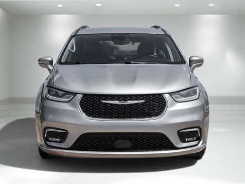 Used 2021 Chrysler Pacifica Touring-L FWD image 4
