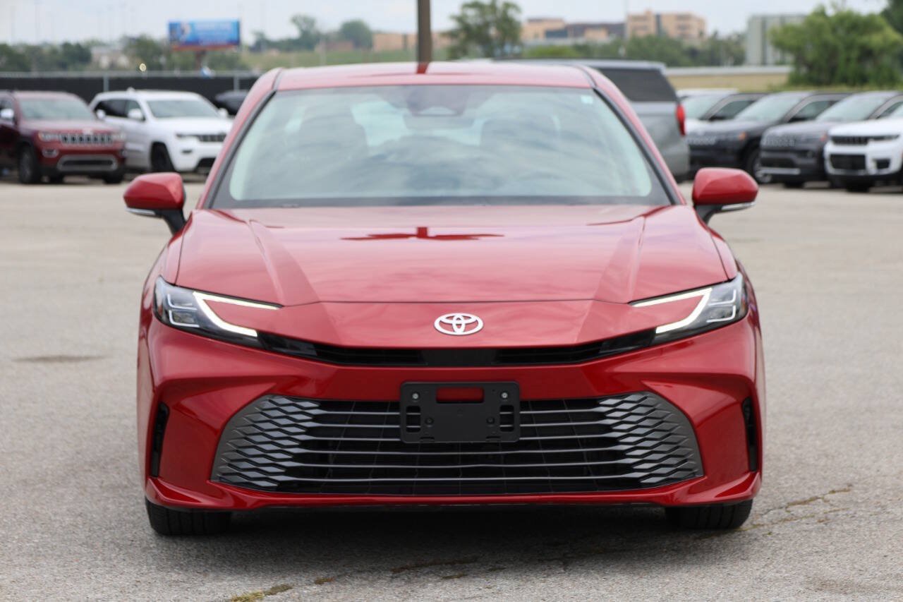 Used 2025 Toyota Camry XLE FWD image 2
