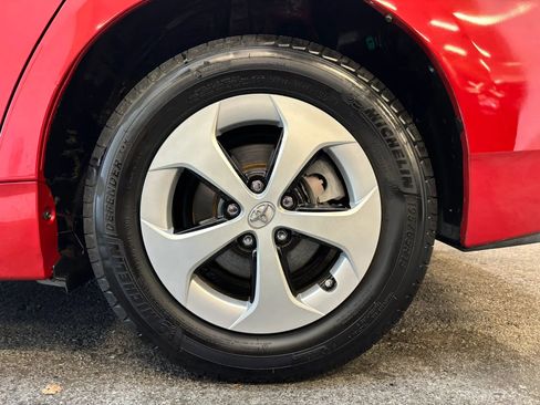 Used 2014 Toyota Prius Four image 9