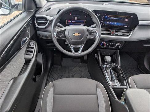 Used 2024 Chevrolet TrailBlazer LT w/ LT Cold Weather Package FWD image 11