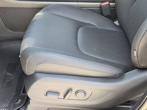 New 2026 Kia Carnival EX FWD image 21