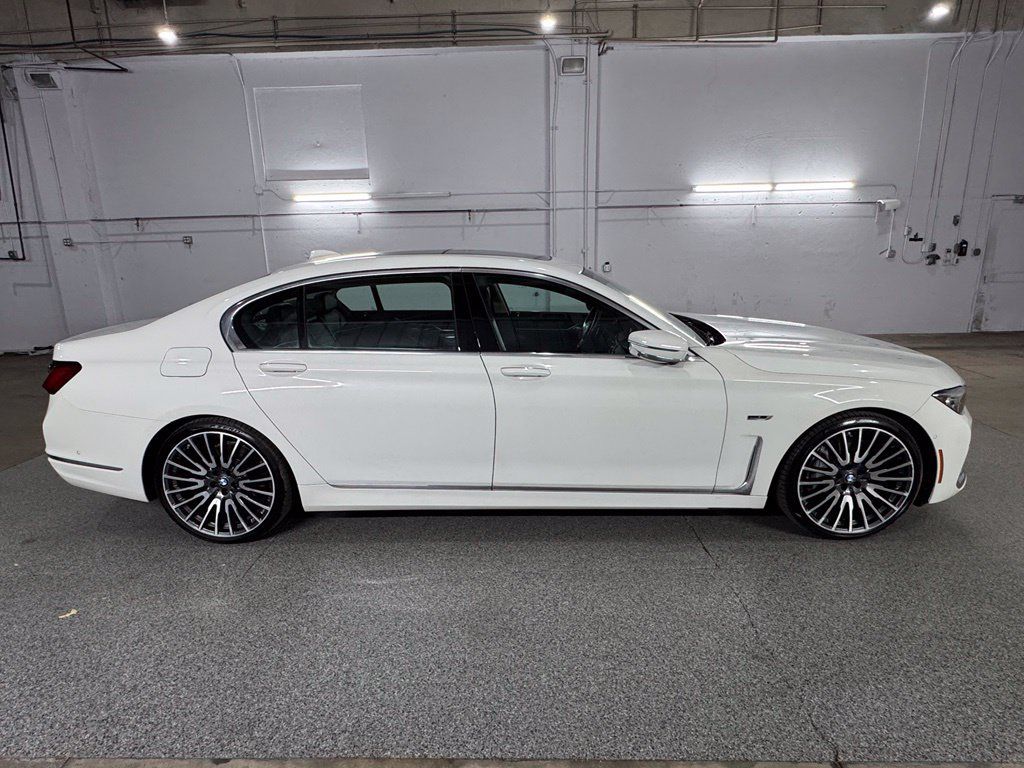 Used 2022 BMW 745e xDrive AWD/4WD image 12