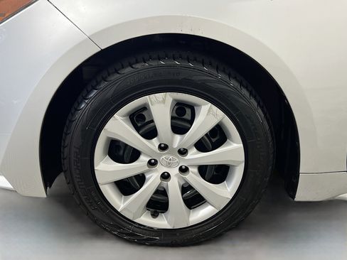 Used 2021 Toyota Corolla LE FWD image 14