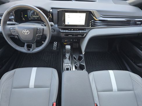 Used 2025 Toyota Camry SE image 9