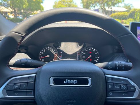 Used 2025 Jeep Compass Trailhawk AWD/4WD image 27