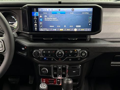 Used 2024 Jeep Wrangler Unlimited AWD/4WD image 21