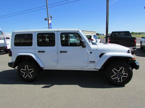 Used 2025 Jeep Wrangler Unlimited Sahara AWD/4WD image 6