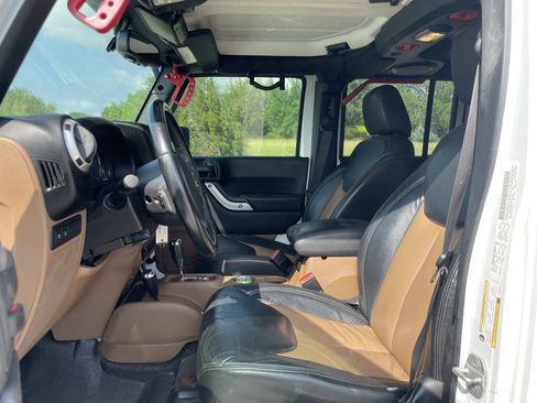 Used 2013 Jeep Wrangler Unlimited Rubicon w/ Connectivity Group image 8