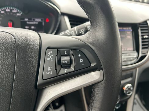 Used 2022 Chevrolet Trax LT w/ LT Convenience Package image 21