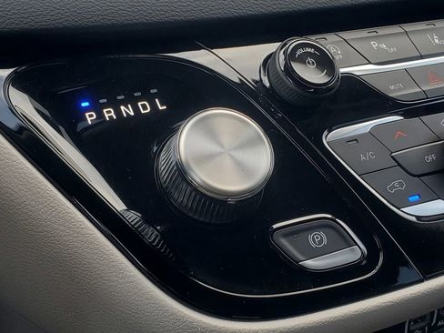 Used 2024 Chrysler Pacifica Touring-L image 31