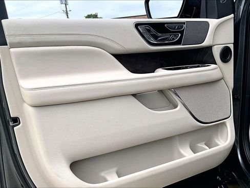 Used 2018 Lincoln Navigator Reserve AWD/4WD image 14