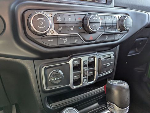 Used 2019 Jeep Wrangler Unlimited Sahara w/ Dual Top Group AWD/4WD image 23