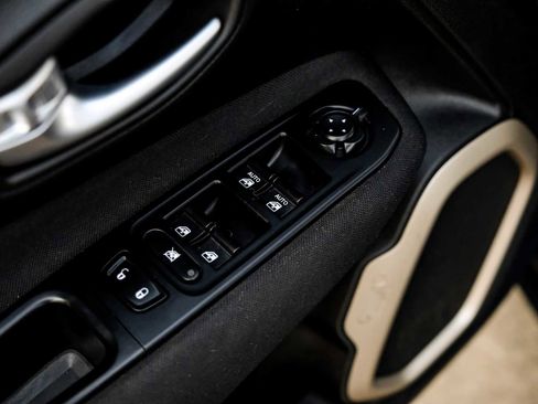 Used 2017 Jeep Renegade Latitude w/ Cold Weather Group image 40