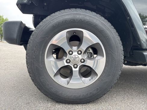 Used 2017 Jeep Wrangler Unlimited Sahara w/ Connectivity Group AWD/4WD image 39