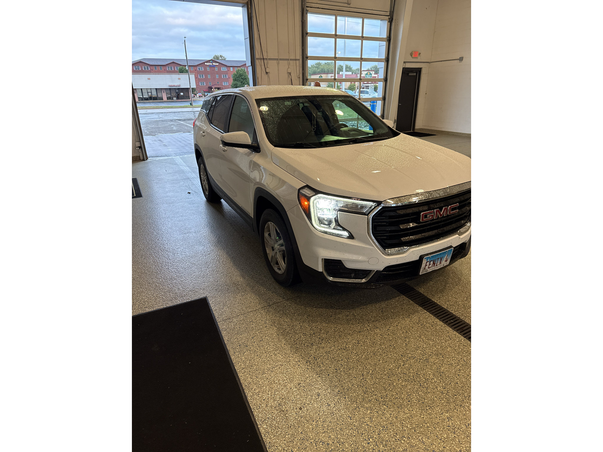 Used 2023 GMC Terrain SLE AWD/4WD image 2