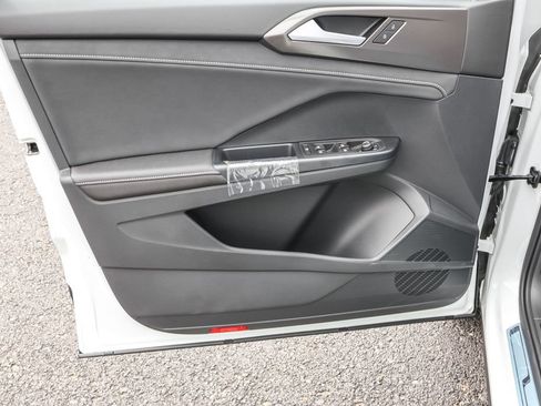 Used 2025 Volkswagen Taos SE image 24