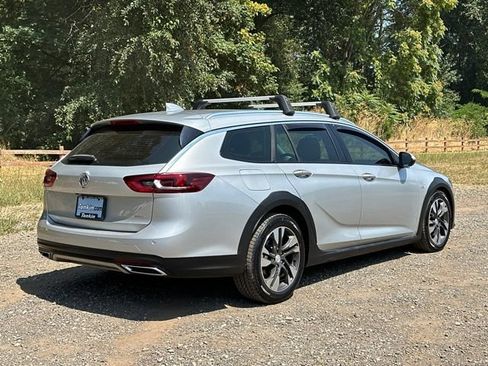 Used 2018 Buick Regal Preferred w/ Sights and Sounds Package AWD/4WD image 5